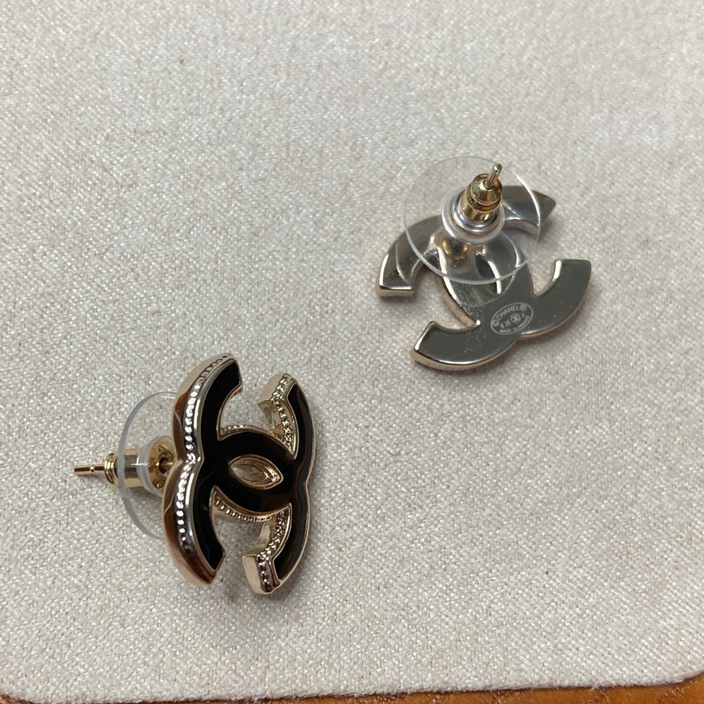 CHANEL Iconic Black and Silver Earrings - Picture 4 of 4